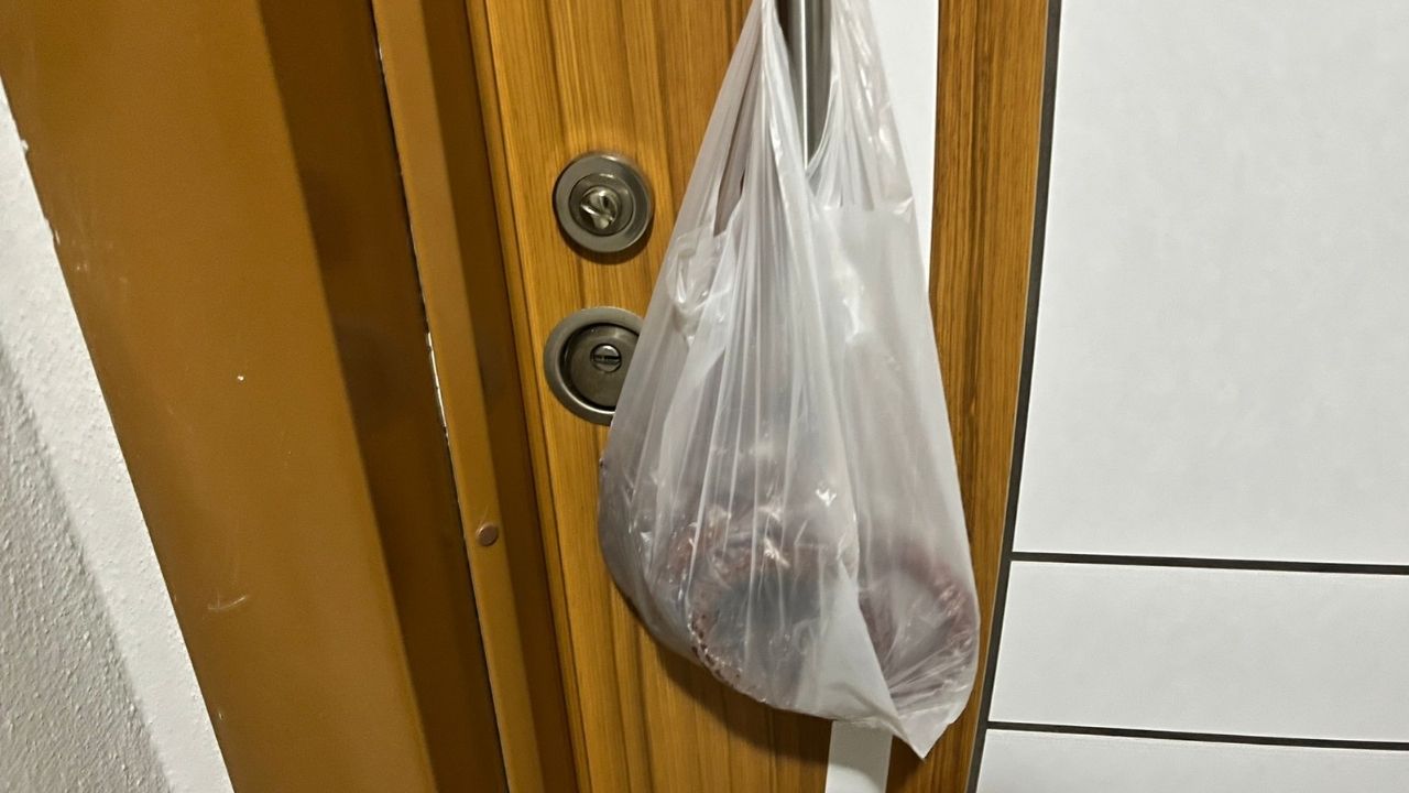 Hasta Komşusuna Jest Yapan Apartman Sakinleri 2