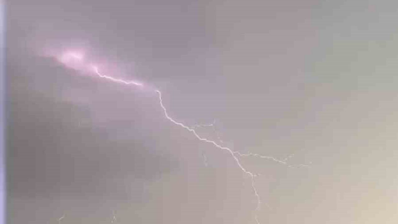 Hatay İskenderun’da Yıldırım Düşme Anı Kameraya Yansıdı