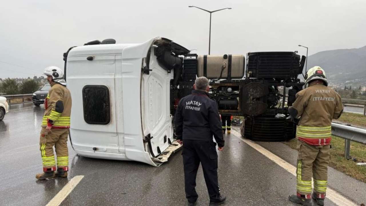 Hatay Otoyolu’nda Korkutan Kaza! Tır Devrildi 1 Yaralı (1)
