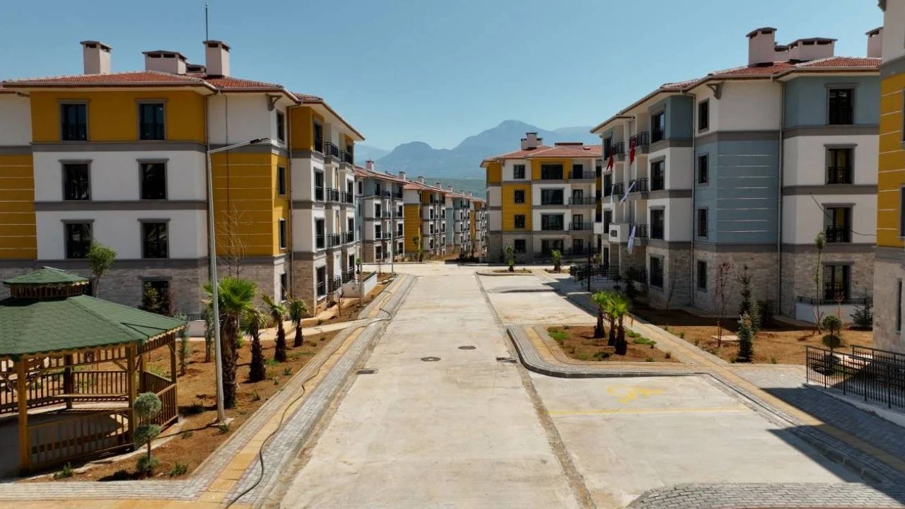 Hatay’da 100 Bine Yakın Konut Sahiplerini Bekliyor