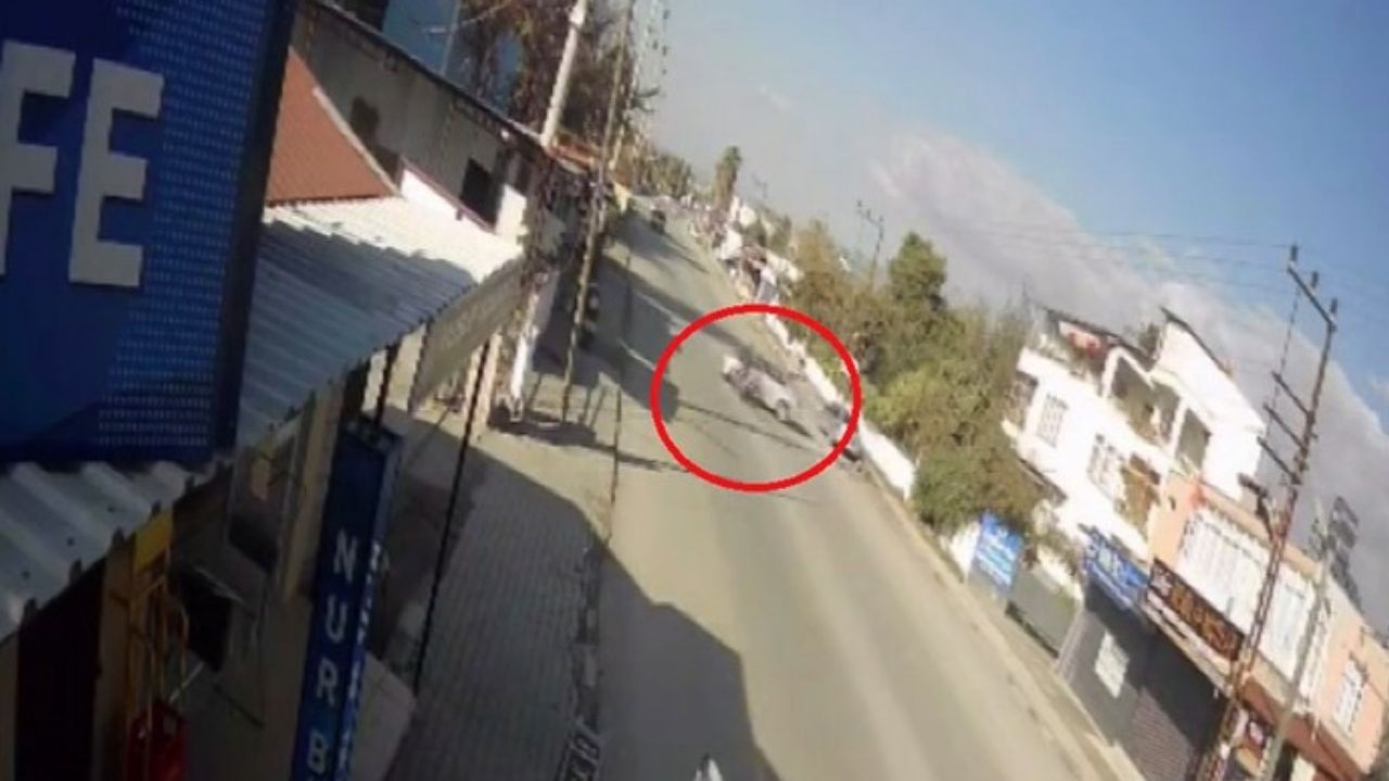 Hatay’da Dönüş Yapan Otomobille Çarpışan Motosiklet Kameraya Yansıdı