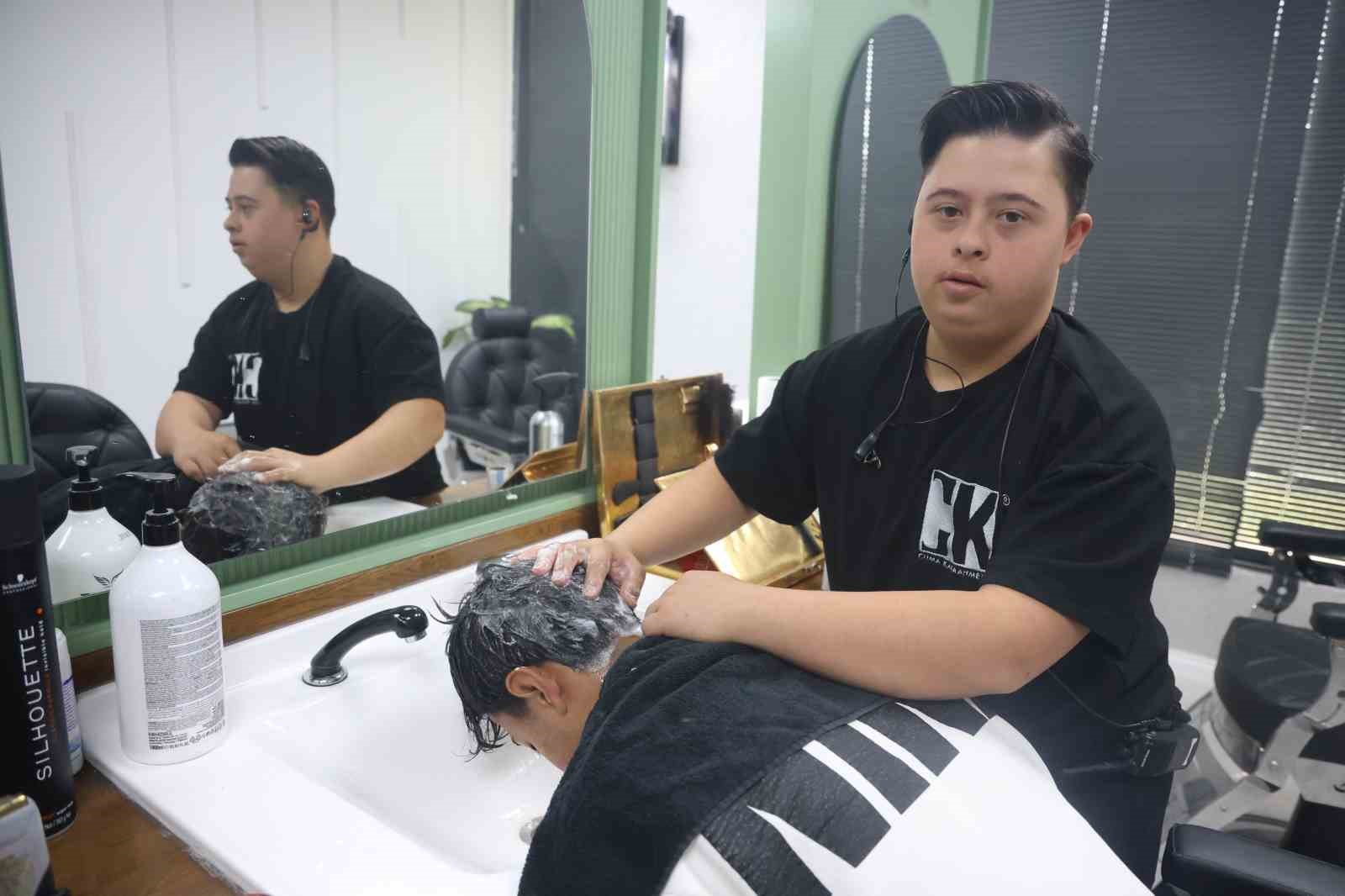 Hatay'da Down Sendromlu Şükrü Kuaför Salonunun Yıldızı Oldu 1