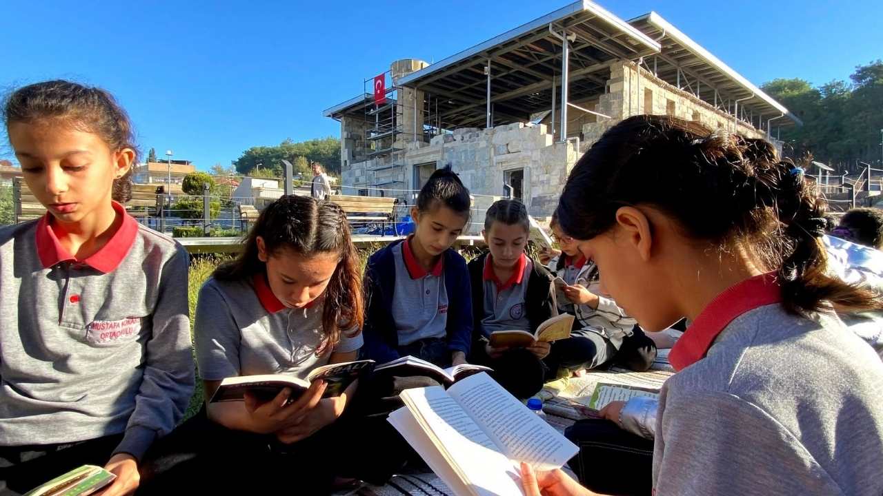 Kadirli’de Öğrenciler 1800 Yıllık Ala Cami Avlusunda Kitap Okudu (3)