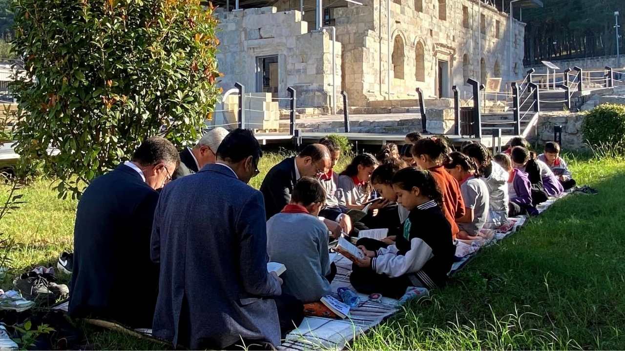 Kadirli’de Öğrenciler 1800 Yıllık Ala Cami Avlusunda Kitap Okudu (4)