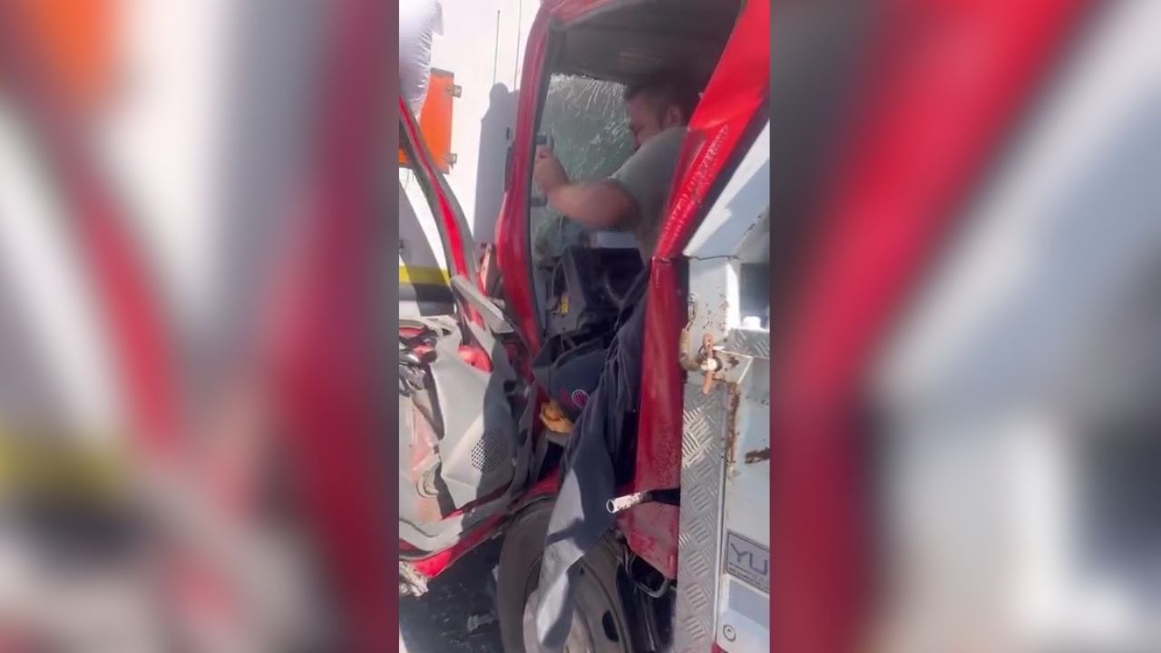 Kamyonet Tıra Arkadan Çarpt