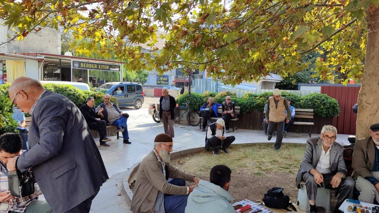 Osmaniye Yaşlıları, Çınar Altı Geleneğini Tesbihçi Amca'nın Yanında Diriltti (2)