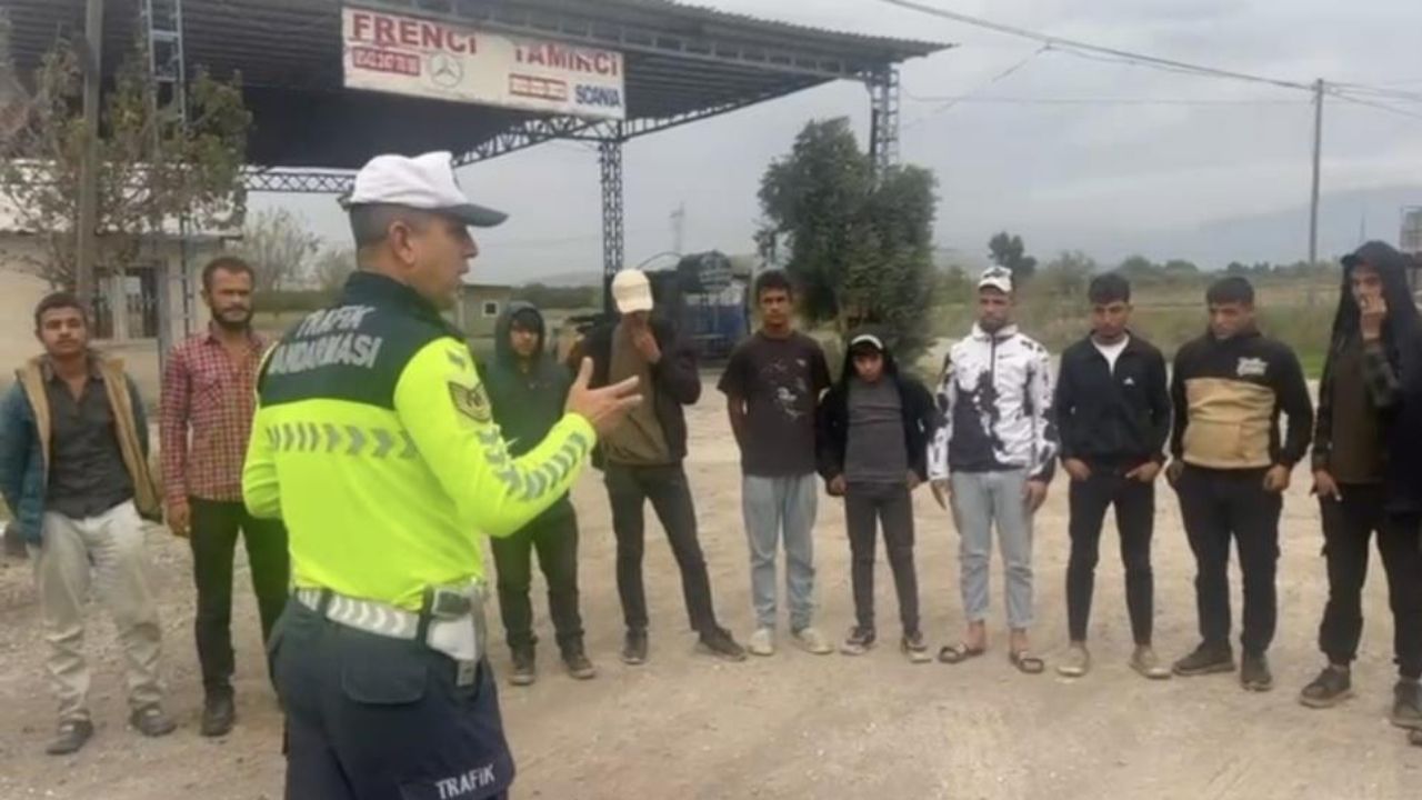 Osmaniye'de 15 Kişilik Işçi Aracından Çıkanlar ''Pes'' Dedirtti Araç Trafikten Men Edildi