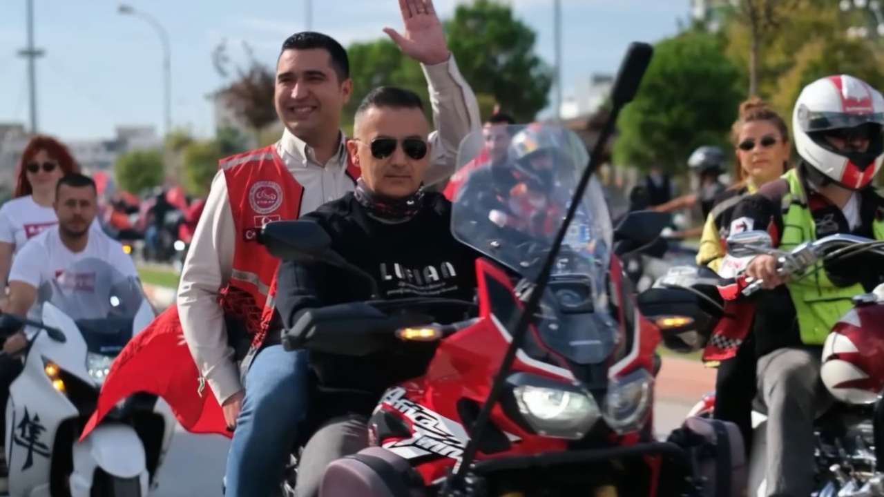 Osmaniye'de Motosikletliler Kenti Kırmızı Beyaza Boyadı (2)