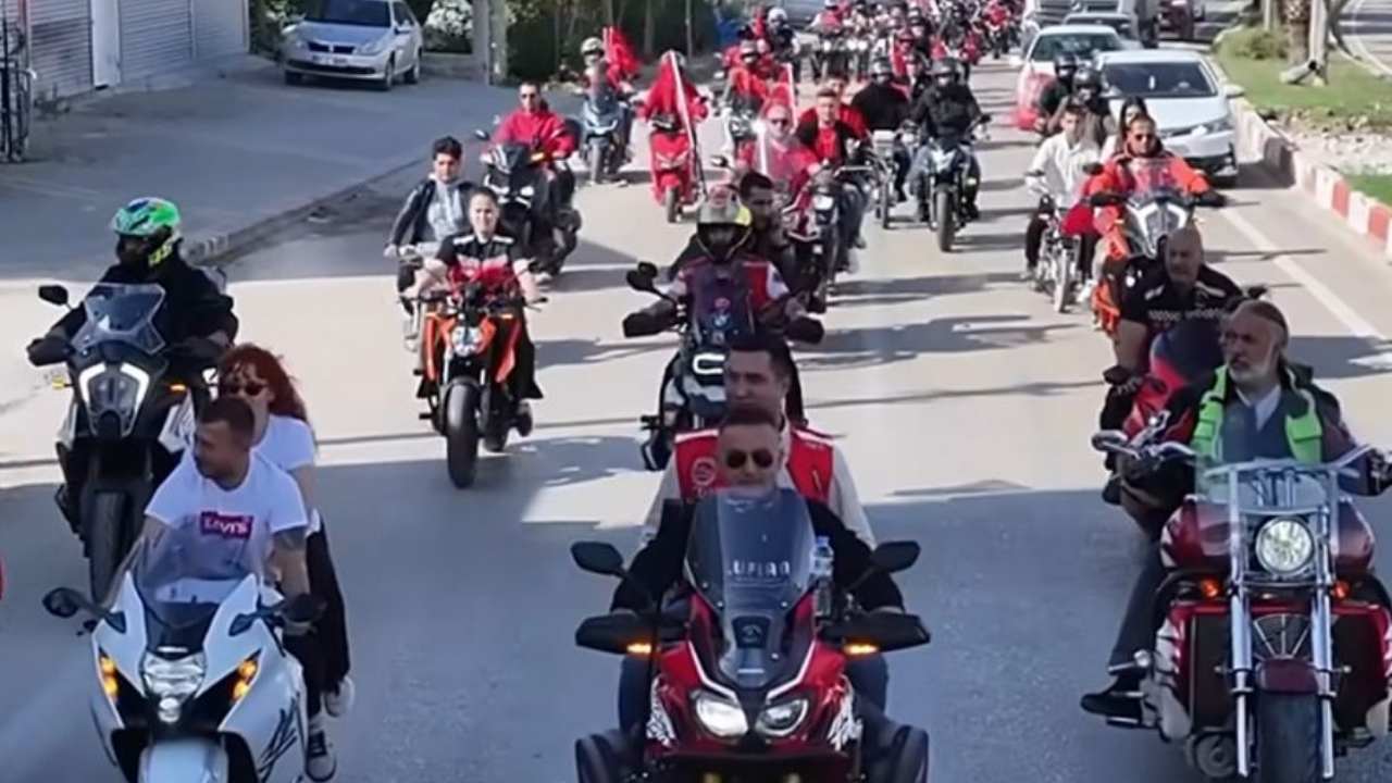 Osmaniye'de Motosikletliler Kenti Kırmızı Beyaza Boyadı (4)