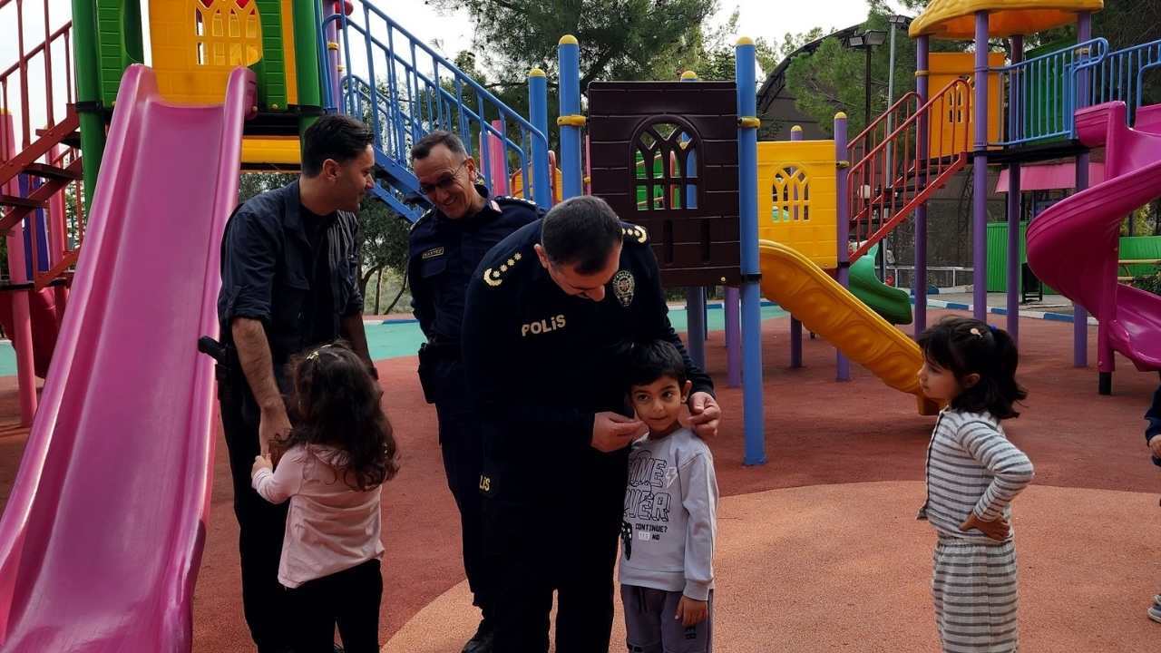 Osmaniye’de Sıcak Görüntüler Polisler Miniklerle Oyun Oynadı (1)