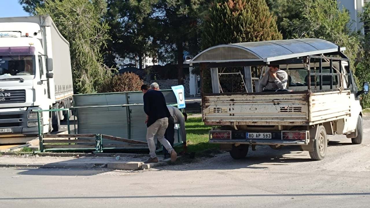Osmaniye’de Tahrip Edilen Otobüs Durağı Yenilendi (2)