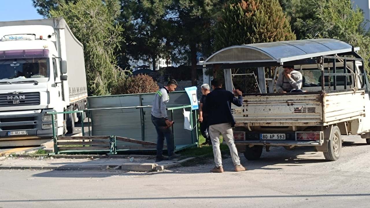 Osmaniye’de Tahrip Edilen Otobüs Durağı Yenilendi (3)