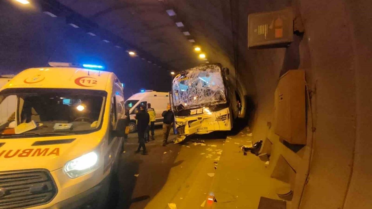 Osmaniyede Tır Ile Otobüs Çarpıştı