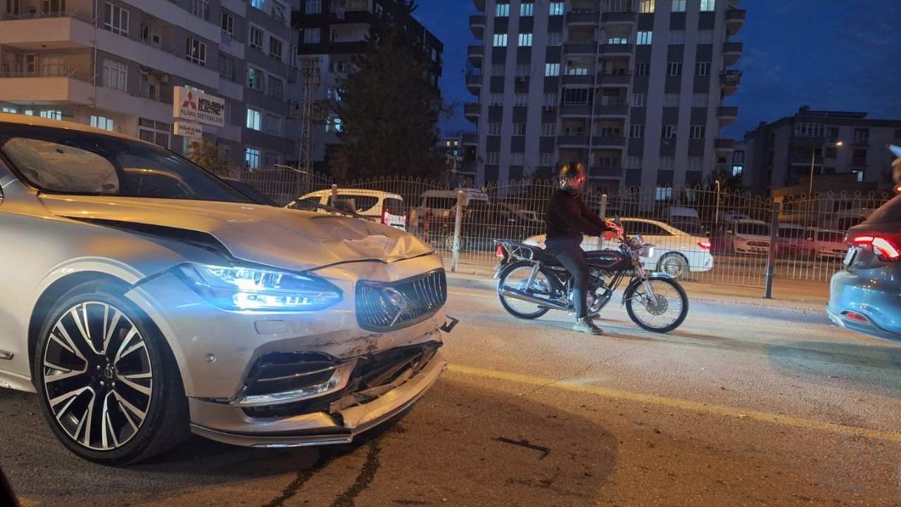 Osmaniye'nin İşlek Noktasında Trafik Kazası (1)