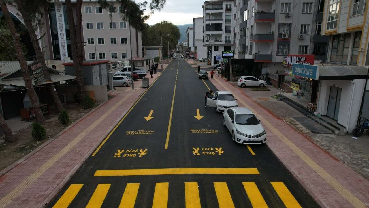 Osmaniye'nin Karaoğlanoğlu Sokağı Işıl Işıl