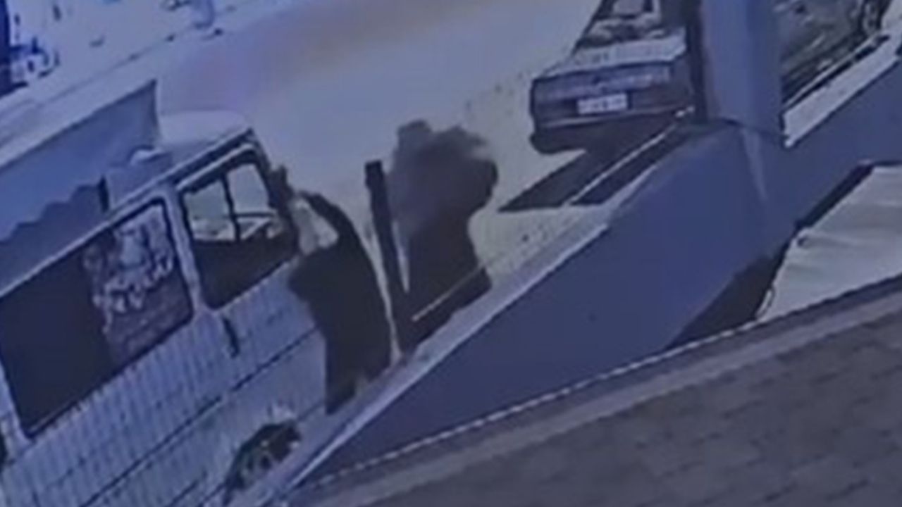 Psikolojim Bozuktu Dedi Ukraynalı Kadına Yumruklu Makaslı Saldırdı