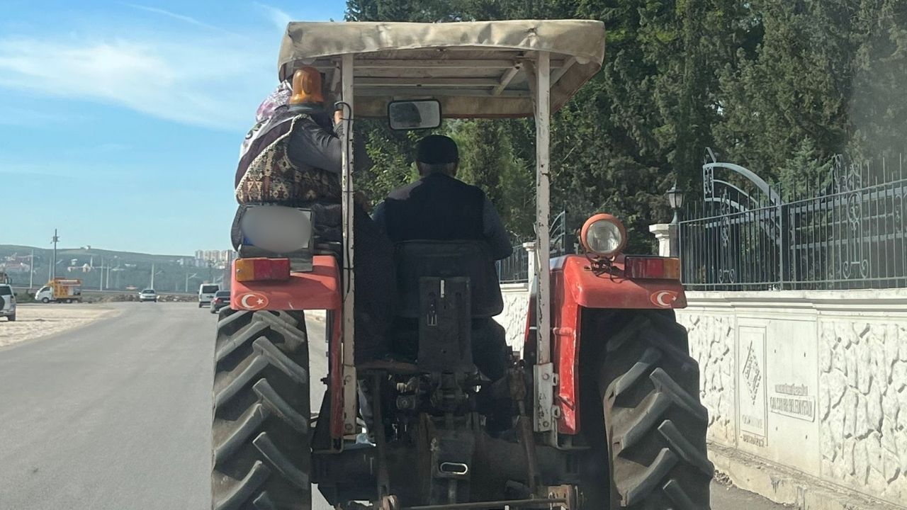 Traktör Üstünde Yolculuk