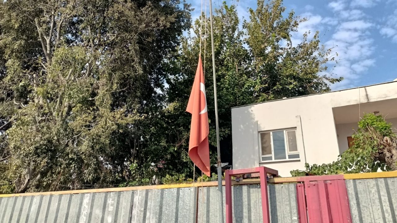 Yarıya Inmiş Bayrak