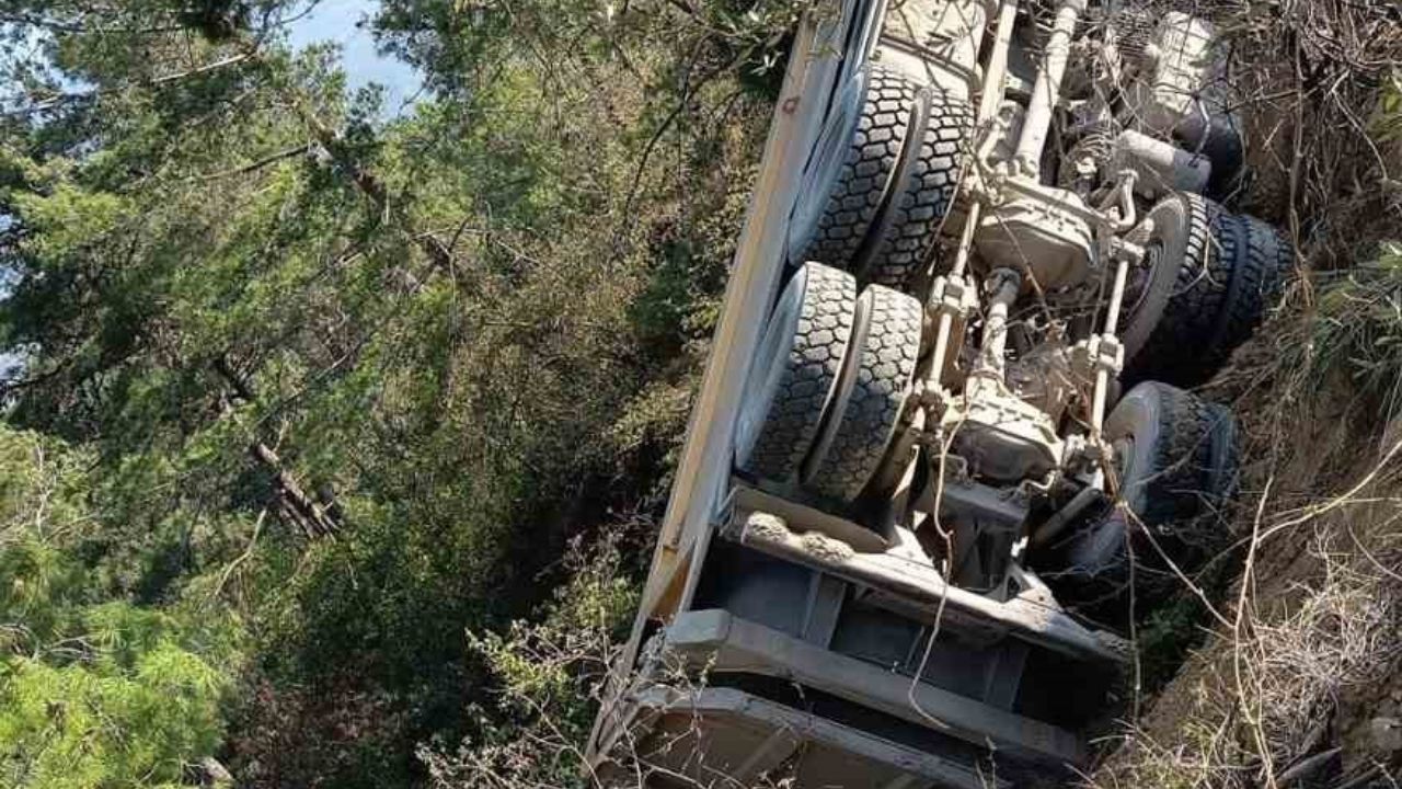 Yayla Mevkiinde Hafriyat Kamyonu Uçuruma Devrildi Sürücü Yaralı (1)