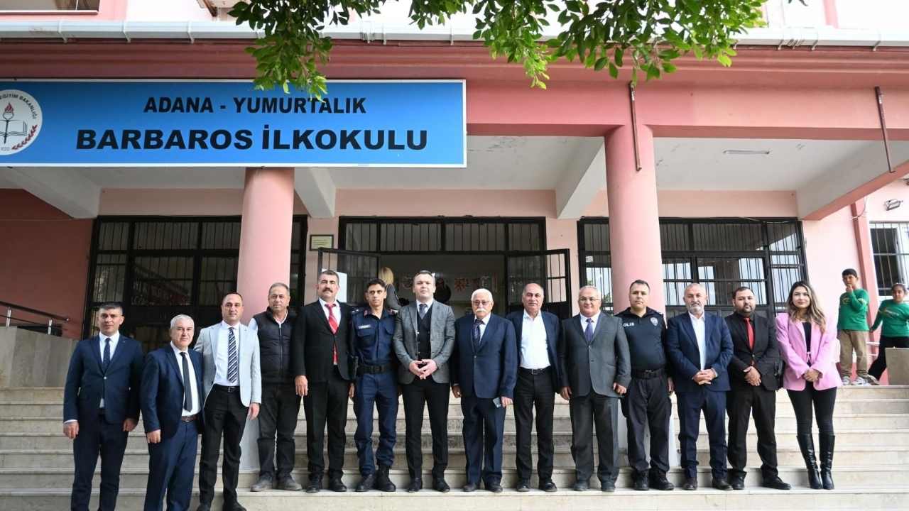 Yumurtalık Belediye Başkanı Erdinç Altıok, 24 Kasım’da Ilçedeki Okulları Tek Tek Gezerek Öğretmenleri Ziyaret Etti, Hediyeler Sundu. (2)