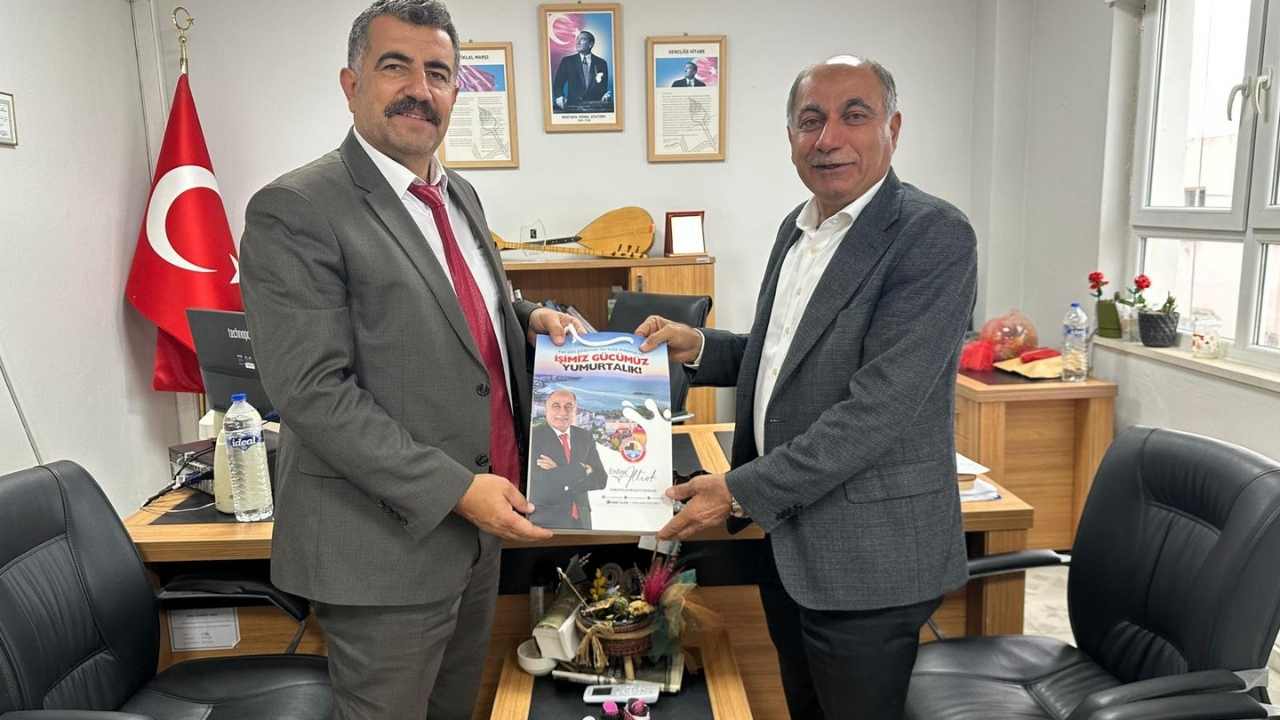 Yumurtalık Belediye Başkanı Erdinç Altıok, 24 Kasım’da Ilçedeki Okulları Tek Tek Gezerek Öğretmenleri Ziyaret Etti, Hediyeler Sundu. (3)