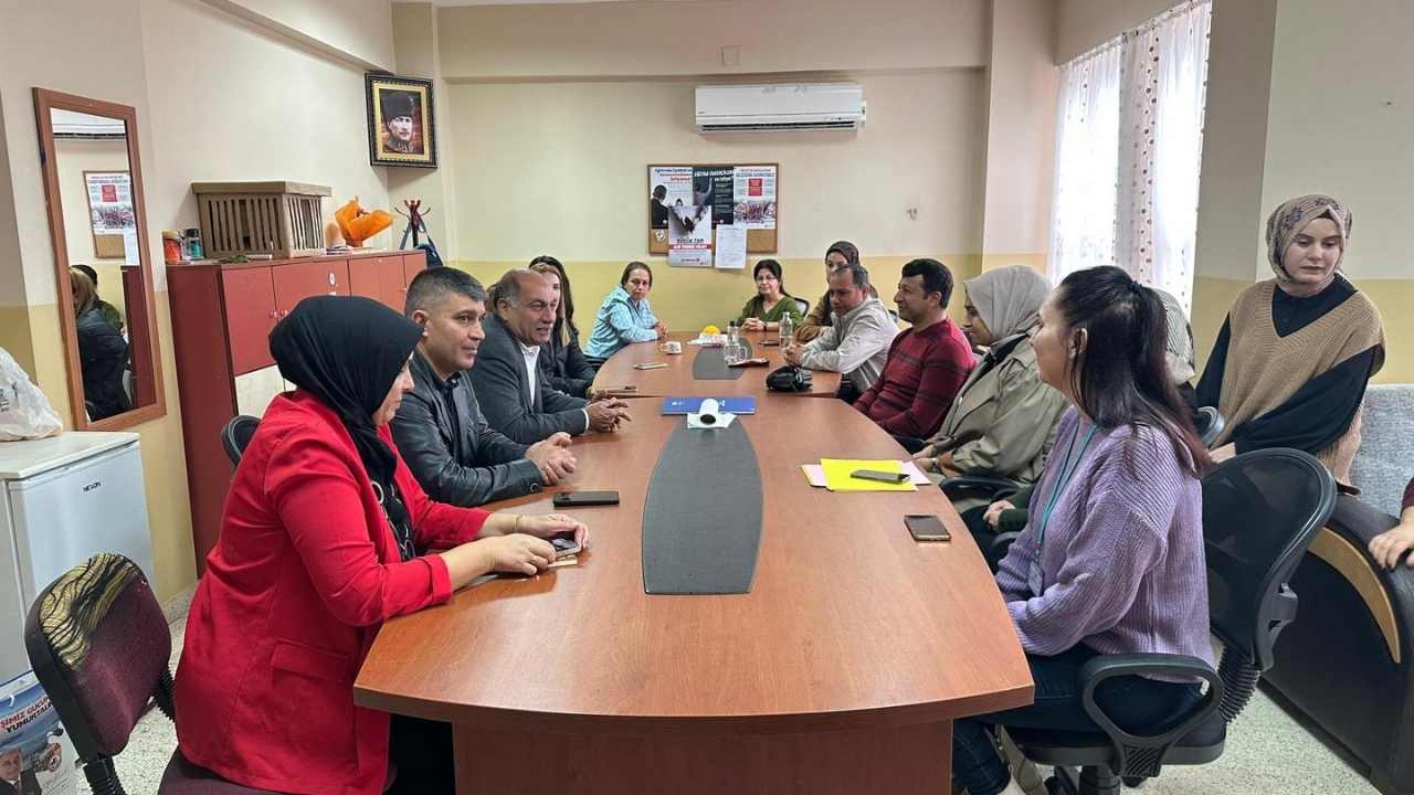 Yumurtalık Belediye Başkanı Erdinç Altıok, 24 Kasım’da Ilçedeki Okulları Tek Tek Gezerek Öğretmenleri Ziyaret Etti, Hediyeler Sundu. (4)