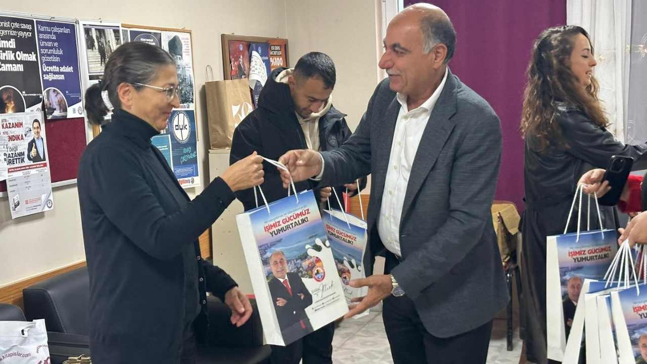 Yumurtalık Belediye Başkanı Erdinç Altıok, 24 Kasım’da Ilçedeki Okulları Tek Tek Gezerek Öğretmenleri Ziyaret Etti, Hediyeler Sundu. (5)