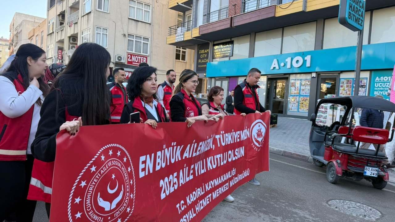 3 Aralık'ta Kadirli Sokaklarında Farkındalık Korteji (1)