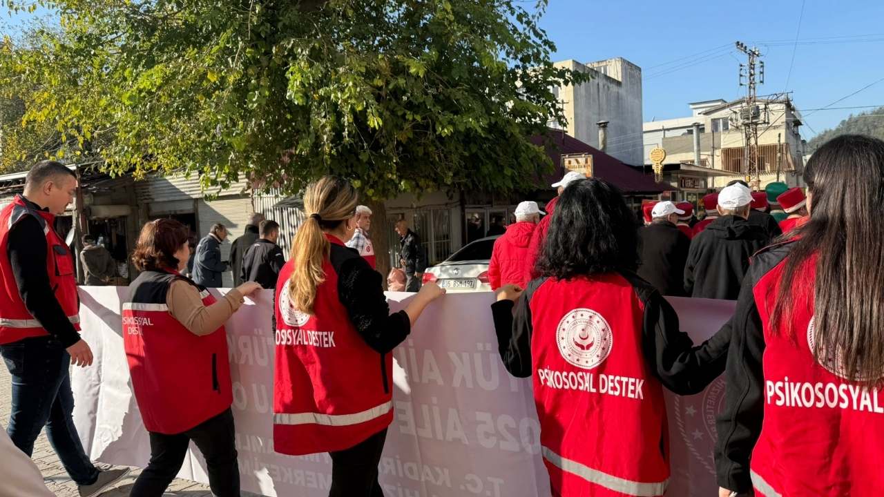 3 Aralık'ta Kadirli Sokaklarında Farkındalık Korteji (2)