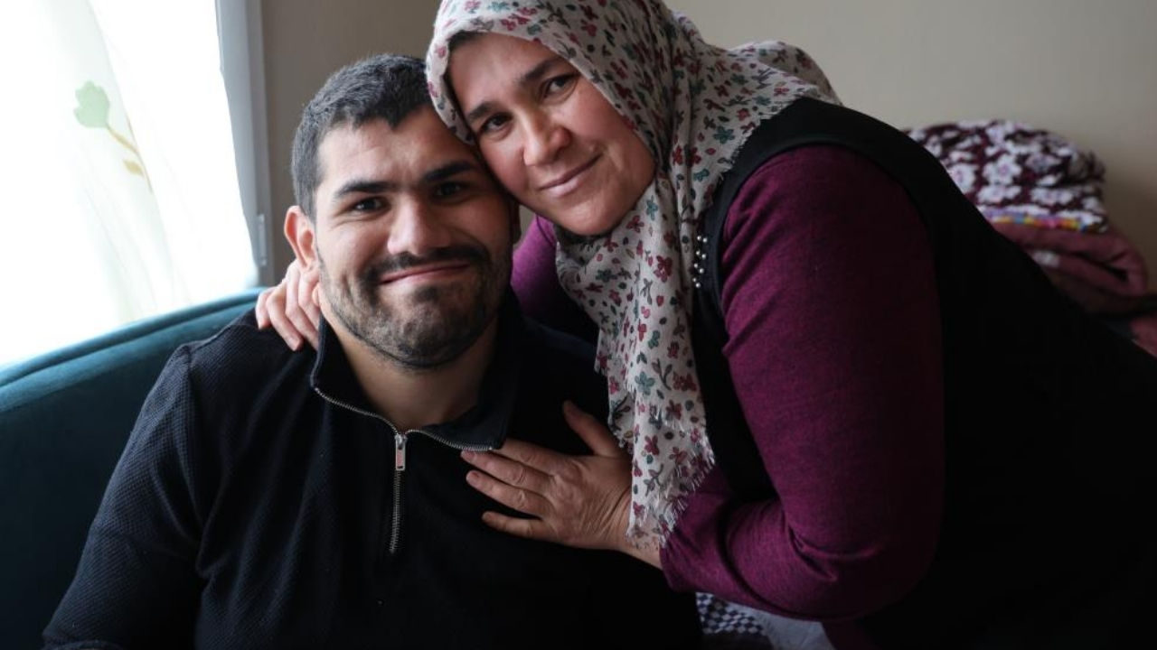 Adana’da 6 Yaşında Geçirdiği Talihsiz Kazayla Engelli Kalan Okan, 24 Yıldır Penceresinden Hayata Tutunuyor (1)