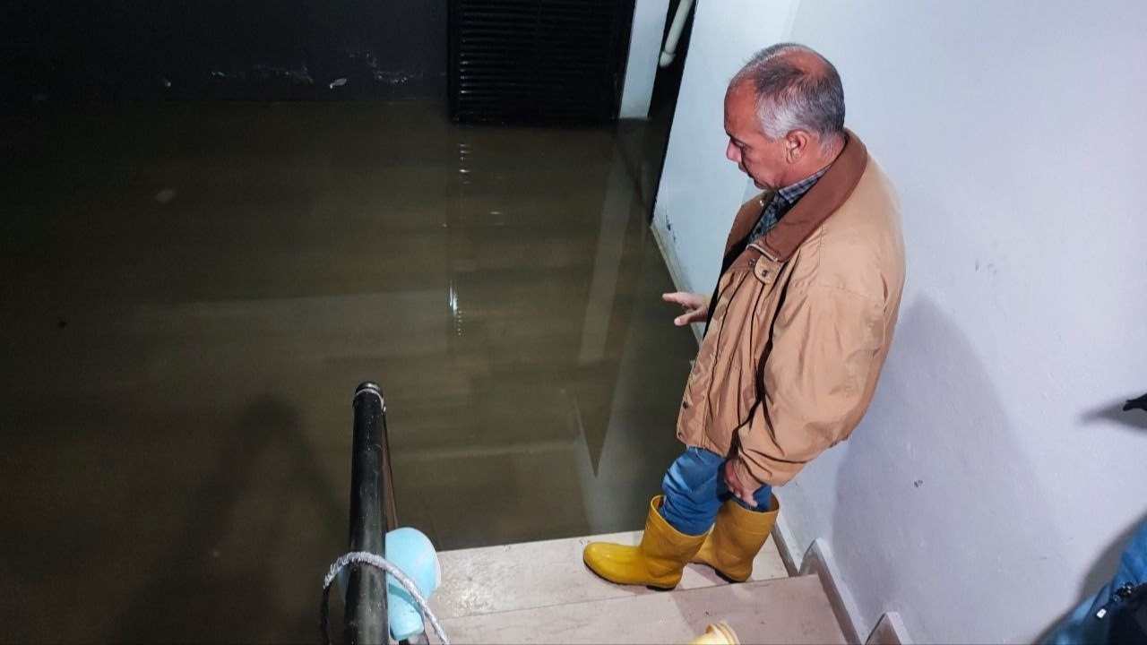 Adana’da Bodrum Katı Her Yağmurda Su Basıyor, Sakinler Elektrik Çarpmasından Korkuyor (2)