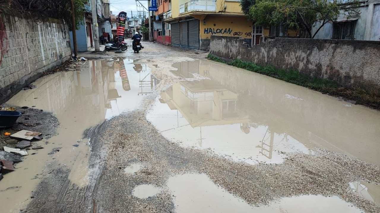 Adana’da Çöken Yola Kanepe Kollu Önlem Esnaf Isyan Etti (2)