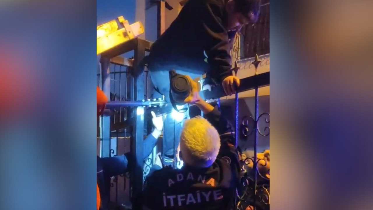 Adana’da Demir Korkuluğa Saplanan Çocuk Hastaneye Kaldırıldı (2)