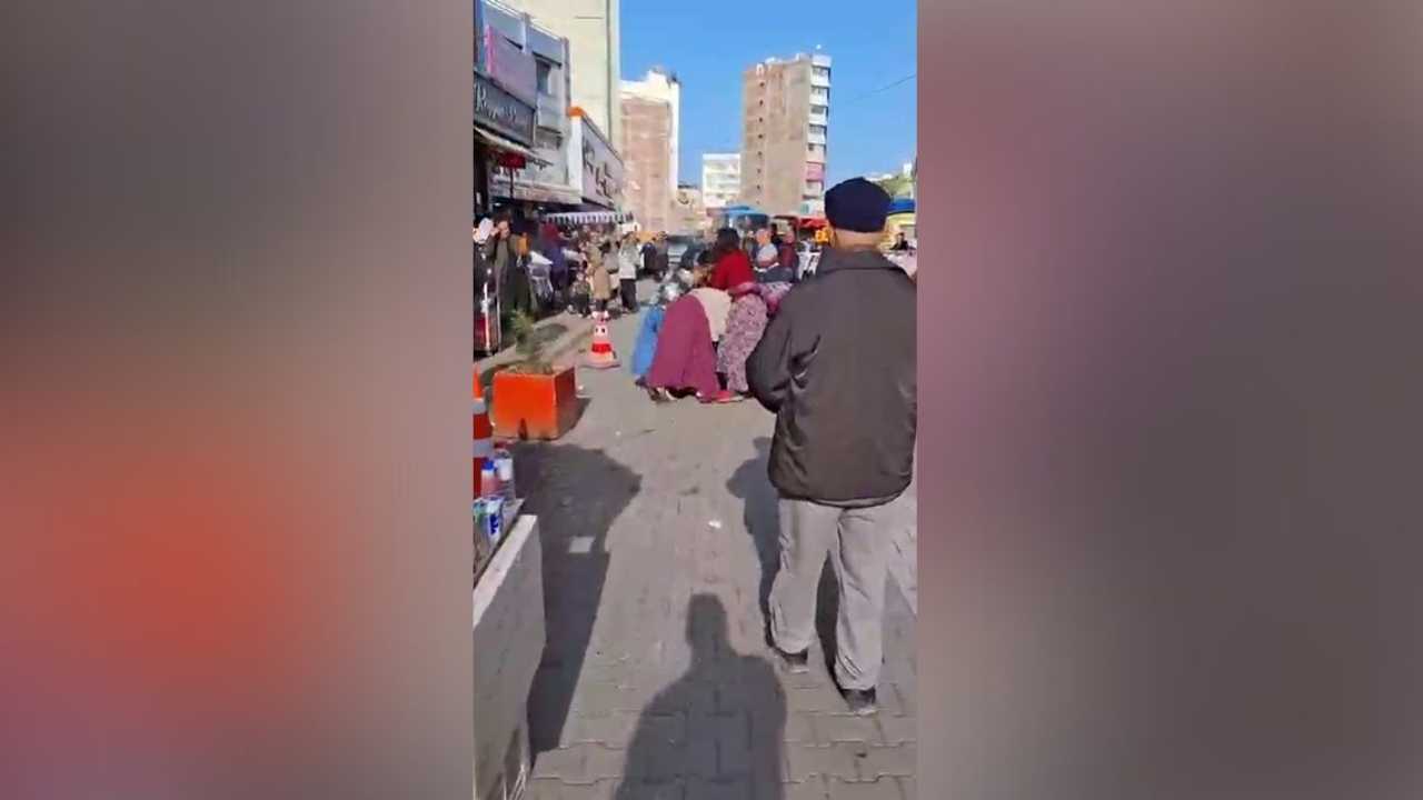 Adana’da Kadınlar Sokak Ortasında Saç Saça Kavgaya Tutuştu (2)