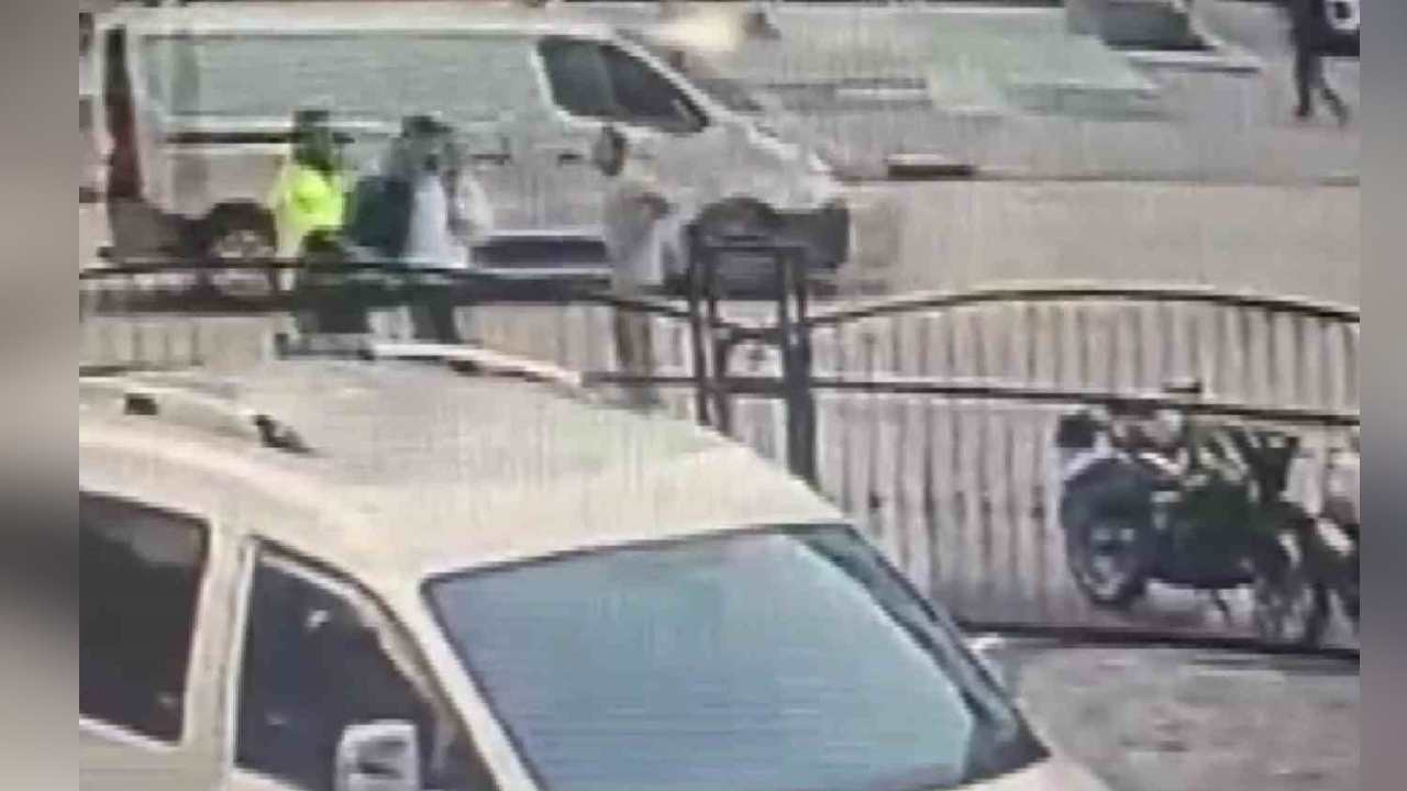 Adana’da Kaldırımda Yürürken Havaya Ateş Açtı, Trafik Polisi Anında Yakaladı (2)