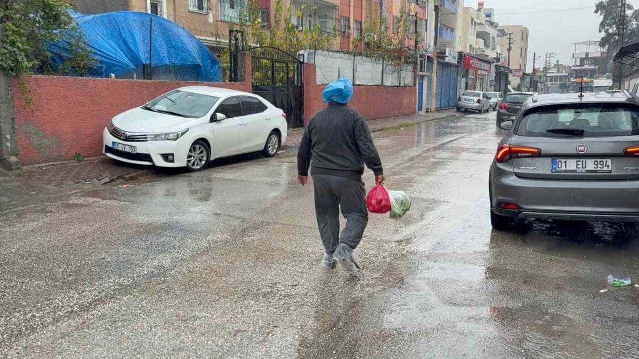 Adana’da Kuvvetli Yağış Hayatı Felç Etti Semt Pazarı Su Altında Kaldı (2)