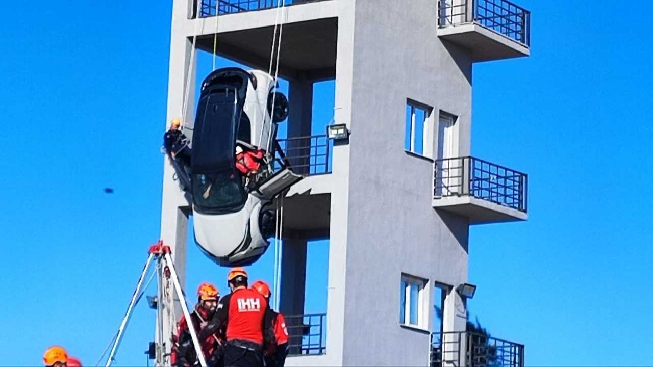Adana’da Nefes Kesen Deprem Tatbikatı Uçurumdaki Araçtan Kurtarma Yapıldı (2)