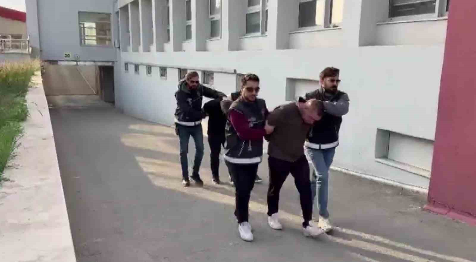 Adana’da Suç Örgütlerine Silah Taşıyan 2 Kişi Tutuklandı (2)