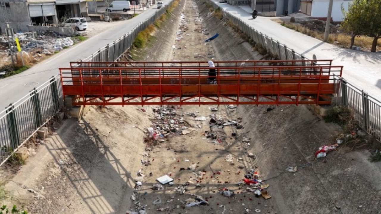 Adana’da Sulama Kanalları Çöplüğe Döndü, Vatandaş Isyan Etti (3)