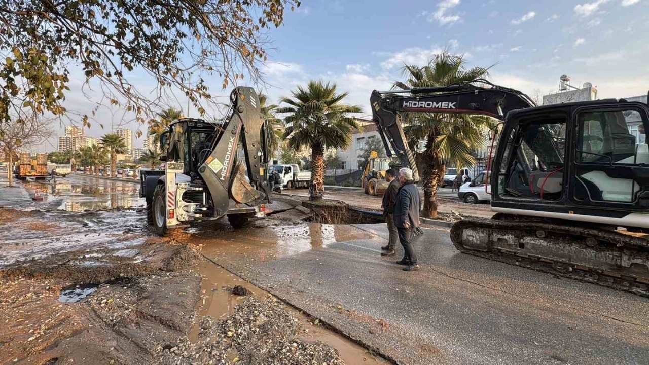 Adana’da Yine Boru Patladı! Sokaklar Göle Döndü (2)