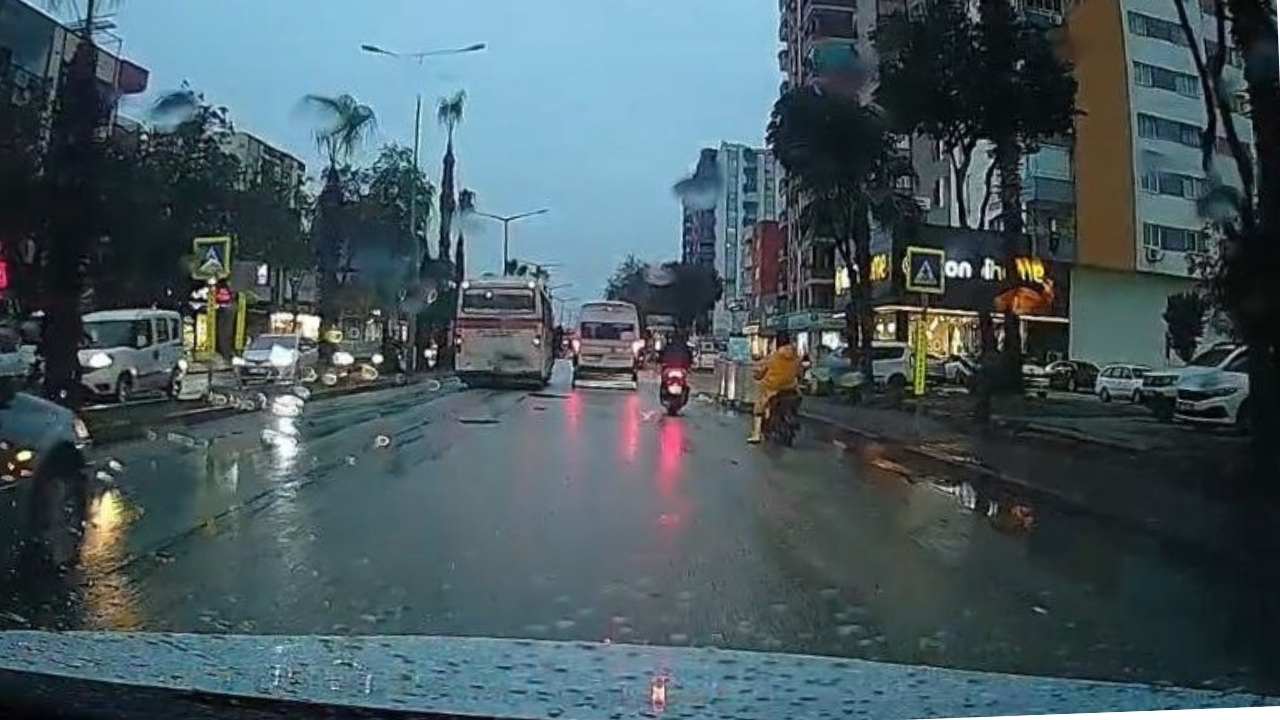 Adana’da Yol Verme Kavgası Kamerada Sürücülere Ceza, Birinin Ehliyetine El Kondu (2)