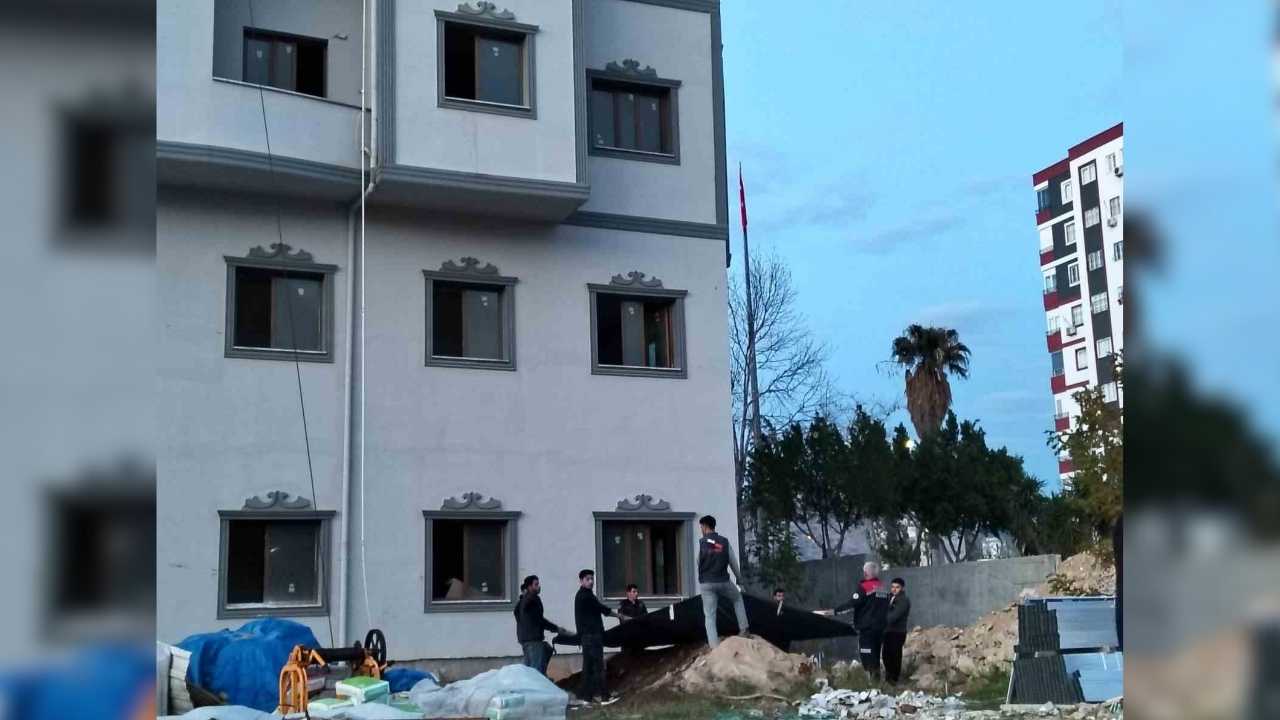 Alacağını Aldı, Çatıdan Indi Adana’da 80 Bin Tl'lik Alacak Krizi (2)