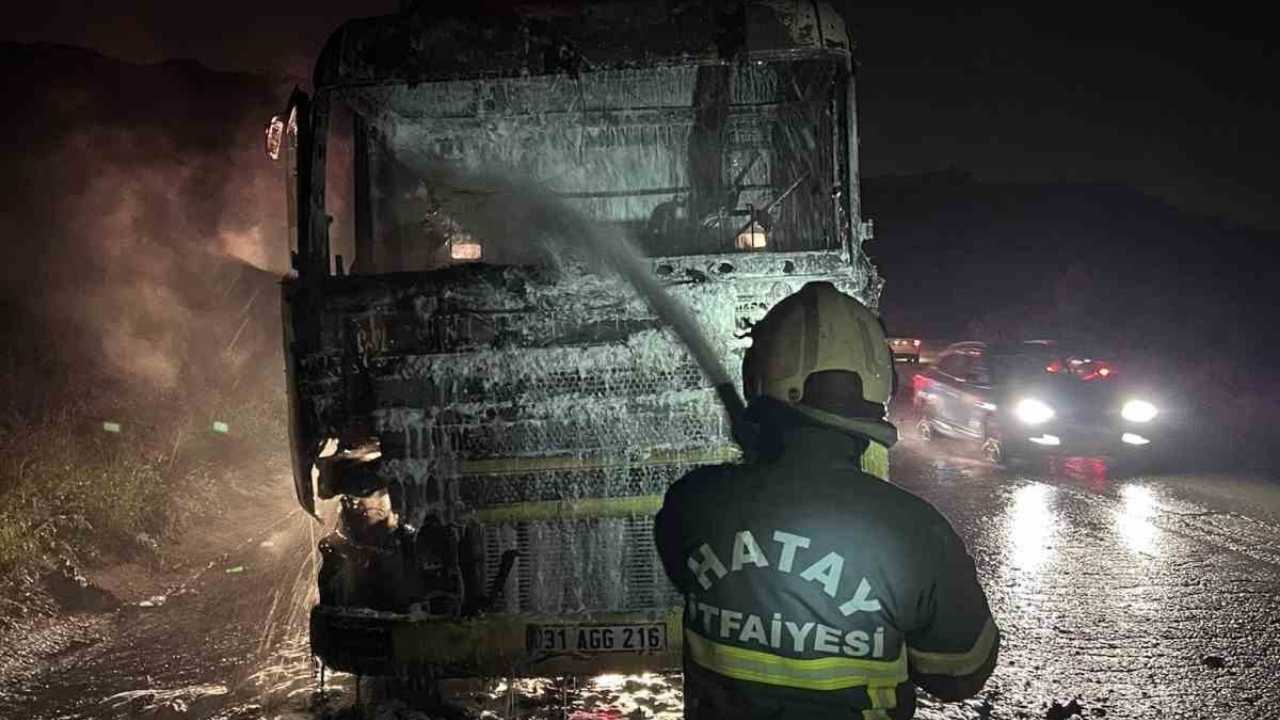 Alevler Bir Anda Sardı, Sürücü Canını Zor Kurtardı (1)