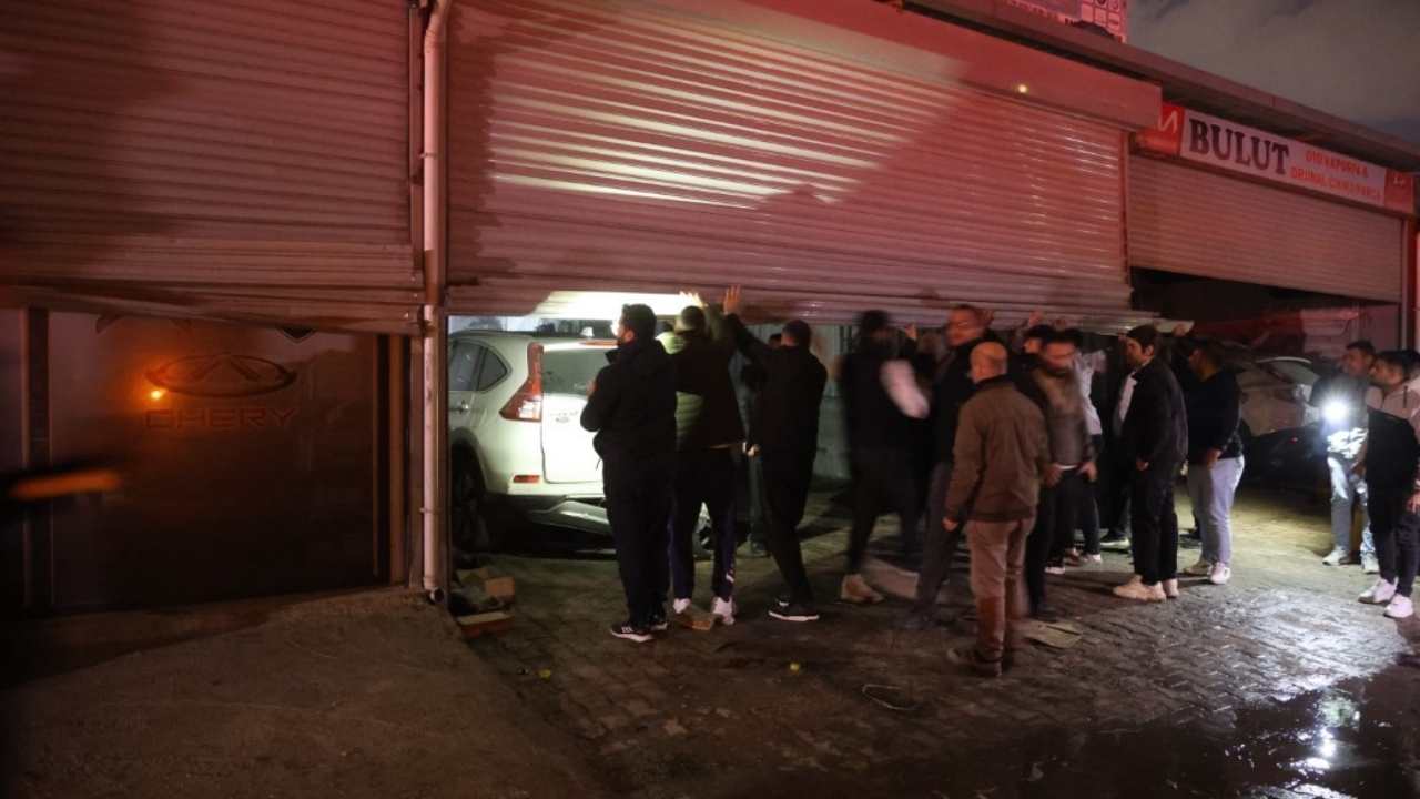 Alevler Sanayi Sitesini Sardı, Esnaf Araçları Kurtarmaya Çalıştı (1)