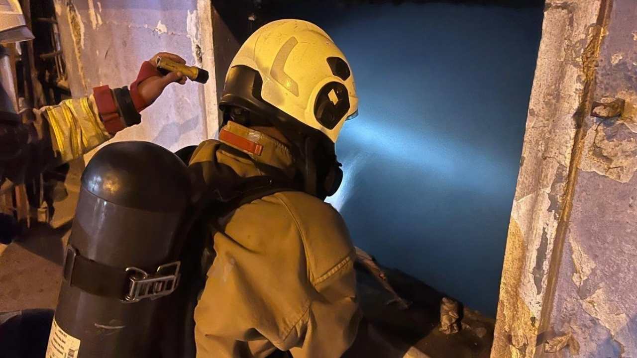 Antakya’da Metruk Bina Yangını Korkuttu Alevler Büyümeden Söndürüldü (1)