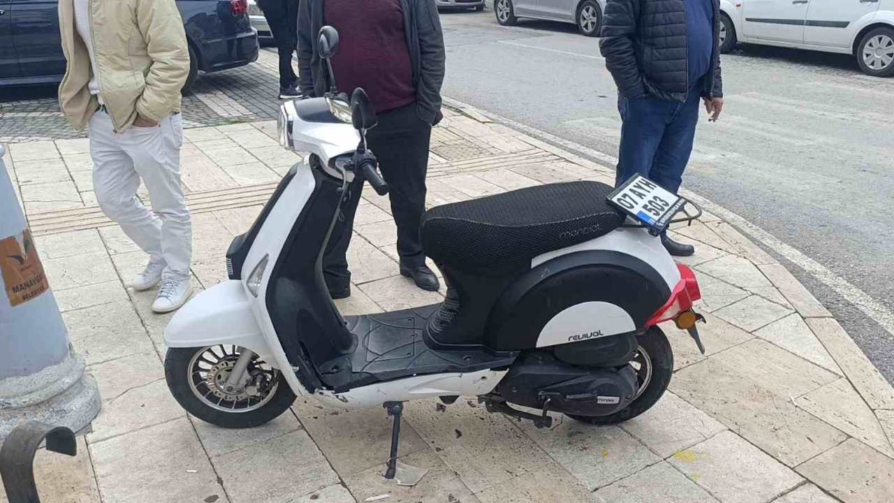 Antalya Manavgat’ta Motosikletler Kavşakta Çarpıştı 2 Kişi Yaralandı (2)