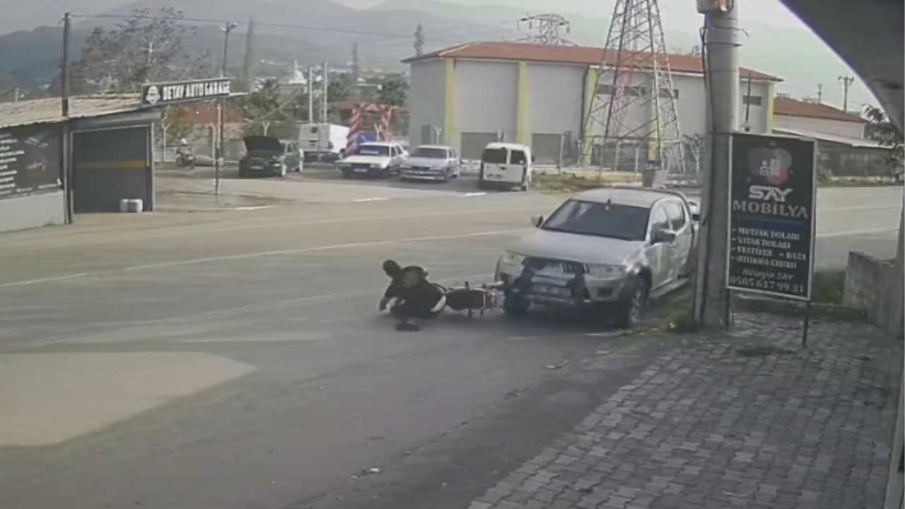 Hatay’da Ciple Çarpışan Motosiklet Sürücüsü Metrelerce Savruldu (2)