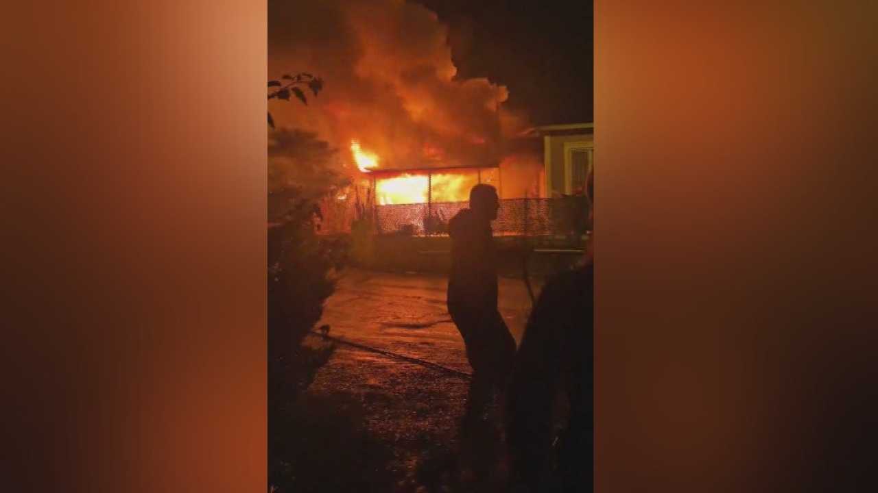 Hatay’da Depremzede Ailenin Evi Yangında Zarar Gördü Gece Yarısı Korku Dolu Anlar (1)