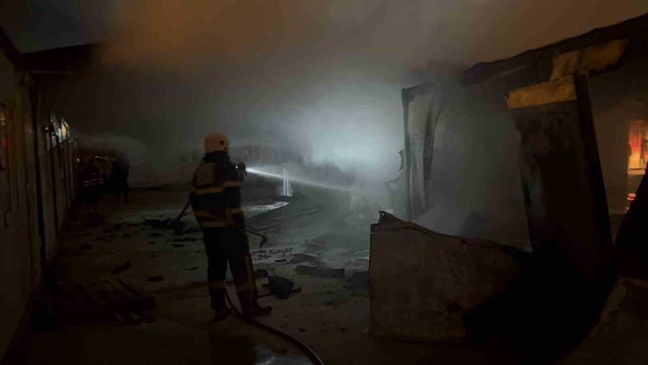 Hatay’da Eğitim Konteynerlerini Yutan Yangın Paniğe Neden Oldu (2)