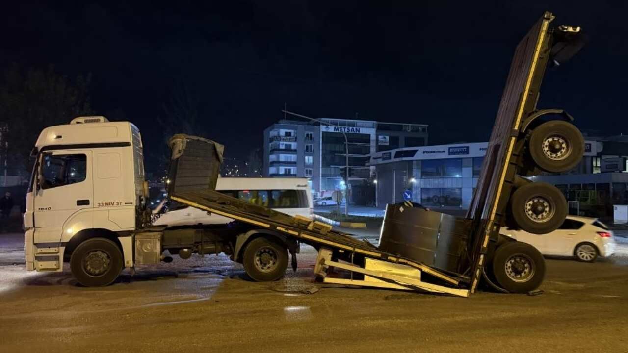 Hatay'da İnanilmaz Görüntü Seyi̇r Hali̇nde Dorse Koptu, Rulolar Saçildi! (1)